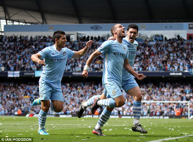 Man City vs QPR -  Zabaleta scores