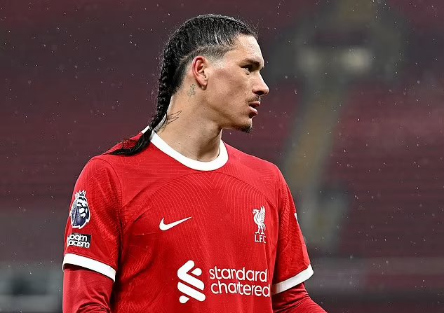 Play with 5 Midfielders or switch to 3 Strikers? Which is better?