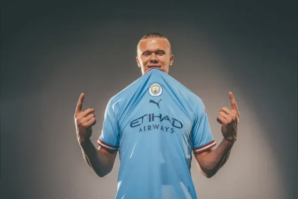 FPL Gameweek 30 Transfer Tips: Two Players to Buy, Hold, & Sell