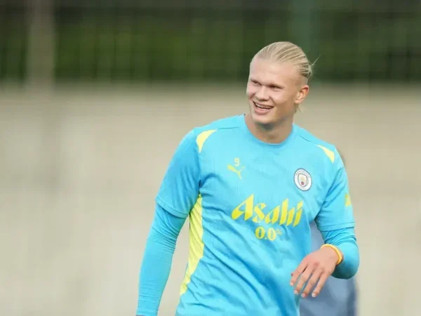 FPL Gameweek 32 Transfer Tips: Two Players to Buy, Hold, & Sell